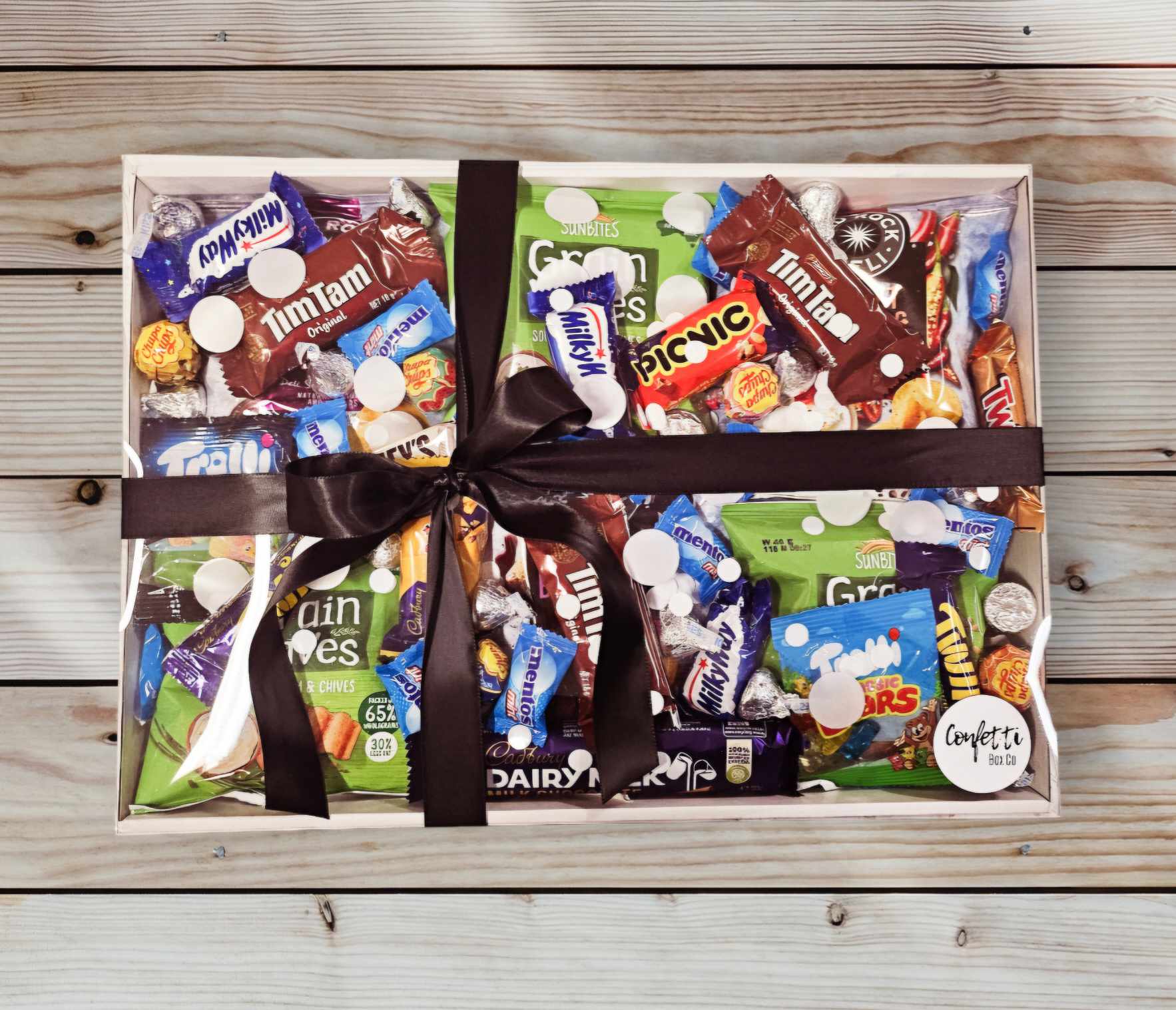 Indulge in the ultimate snack experience from Perth, Australia! Our gift box features a delicious assortment of treats including crispy chips, decadent Cadbury chocolates, iconic Tim Tams, and an array of delightful lollies. Perfect for any occasion, our snack gift boxes bring joy and flavor straight to your doorstep.